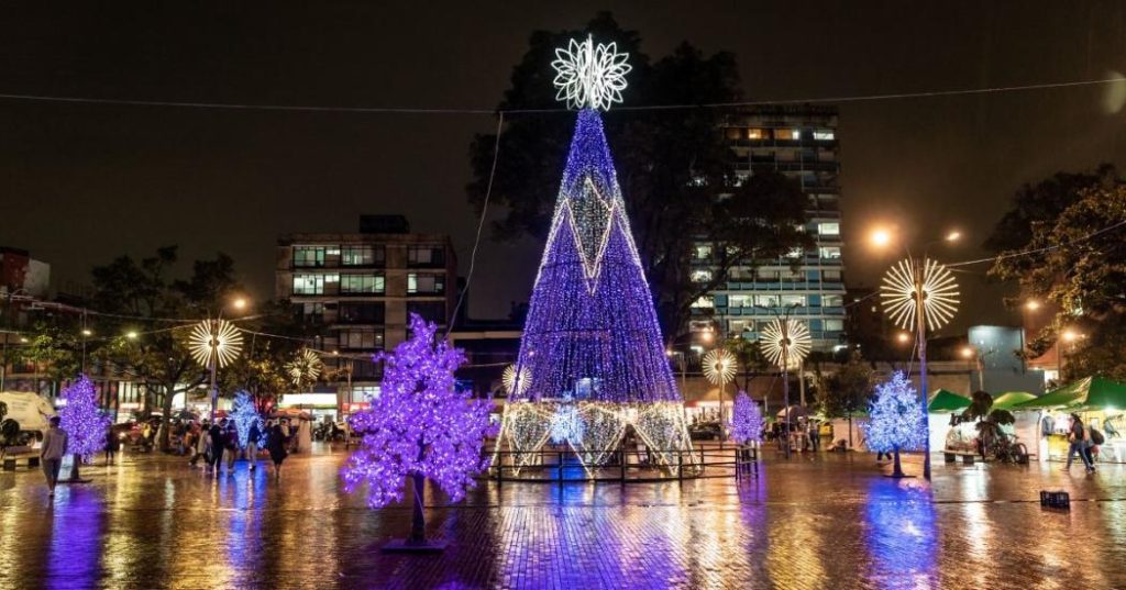 Noche de Velitas en el Parque Simón Bolívar en  Renta Carros en Bogotá